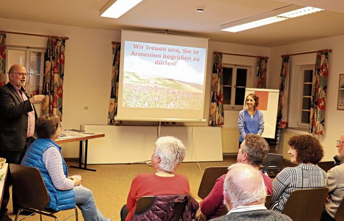 Rund 30 Besucher lauschten den interessanten Ausführungen der armenischen Reiseleiterin sowie von Pfarrer Ulrich Gratz.  Foto: Gergen