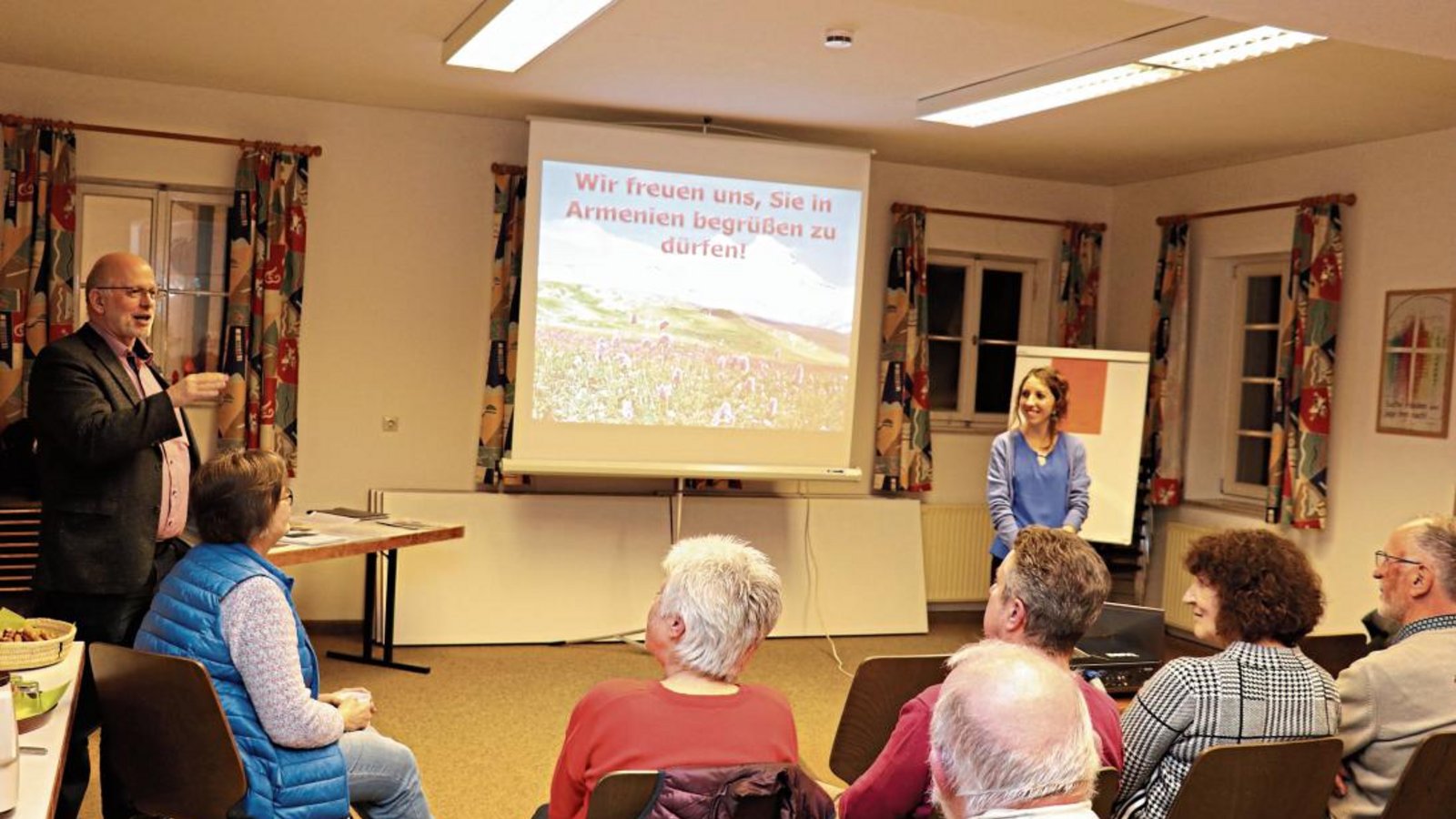 Rund 30 Besucher lauschten den interessanten Ausführungen der armenischen Reiseleiterin sowie von Pfarrer Ulrich Gratz. Foto: Gergen Rund 30 Besucher lauschten den interessanten Ausführungen der armenischen Reiseleiterin sowie von Pfarrer Ulrich Gratz. Foto: Gergen