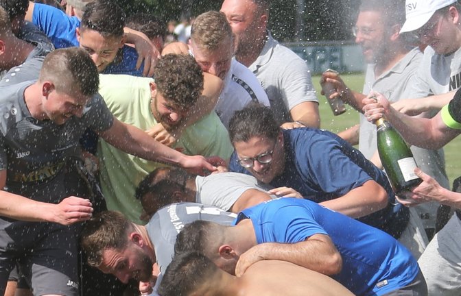Beim TSV Enzweihingen brechen nach dem Abpfiff alle Dämme, es gibt Sekt- und Bierduschen. Die Mannschaft steigt als Meister der Kreisliga B 6 direkt in die Kreisliga A 3 auf. <span class='image-autor'>Foto: Küppers</span>