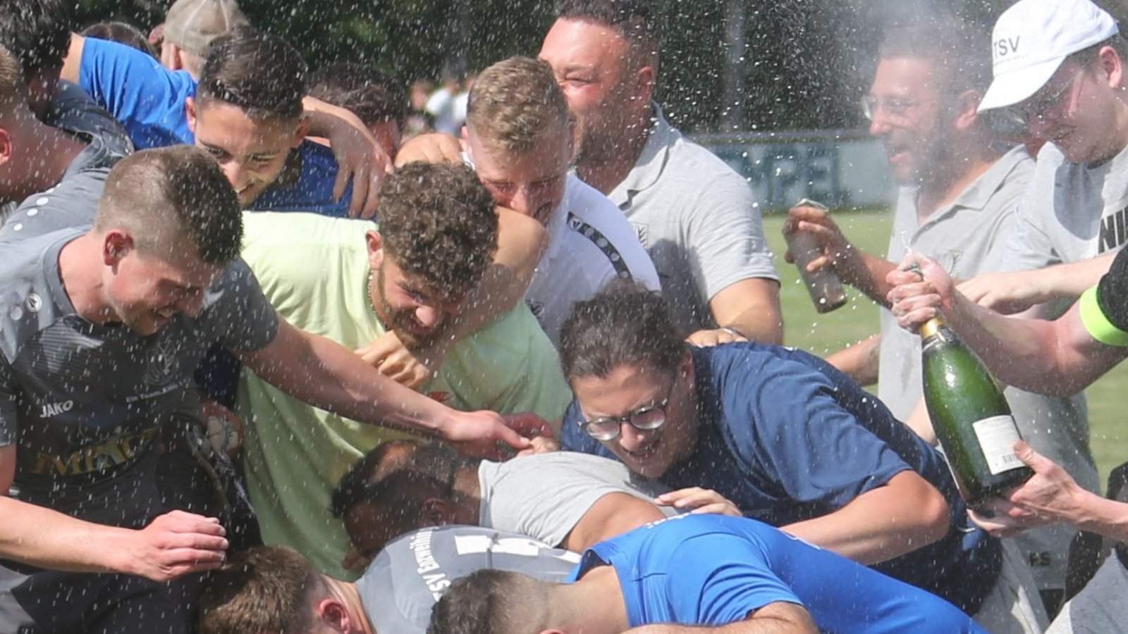 Beim TSV Enzweihingen brechen nach dem Abpfiff alle Dämme, es gibt Sekt- und Bierduschen. Die Mannschaft steigt als Meister der Kreisliga B 6 direkt in die Kreisliga A 3 auf. Foto: Küppers Beim TSV Enzweihingen brechen nach dem Abpfiff alle Dämme, es gibt Sekt- und Bierduschen. Die Mannschaft steigt als Meister der Kreisliga B 6 direkt in die Kreisliga A 3 auf. Foto: Küppers