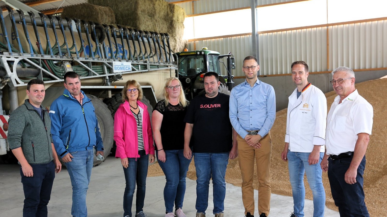 Ziehen Bilanz zwischen Weizen und Maschinen (von links): Michael Mauer, Joachim Fuchs, Corinna Benkel, Felicitas und Christian Schmidt, Holger Nickel, Ralf Jäkle und Jörg Schneider.