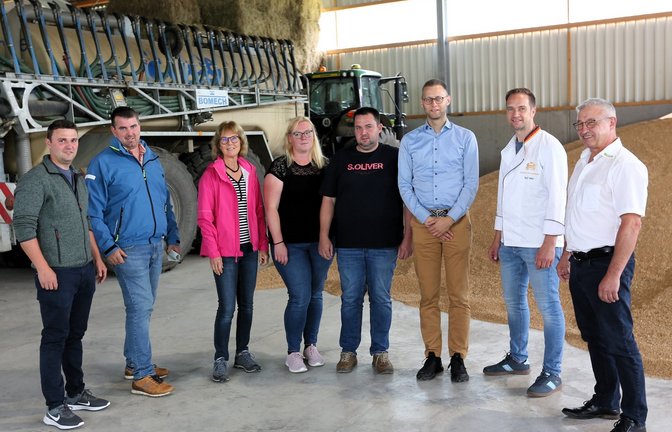 Ziehen Bilanz zwischen Weizen und Maschinen (von links): Michael Mauer, Joachim Fuchs, Corinna Benkel, Felicitas und Christian Schmidt, Holger Nickel, Ralf Jäkle und Jörg Schneider.