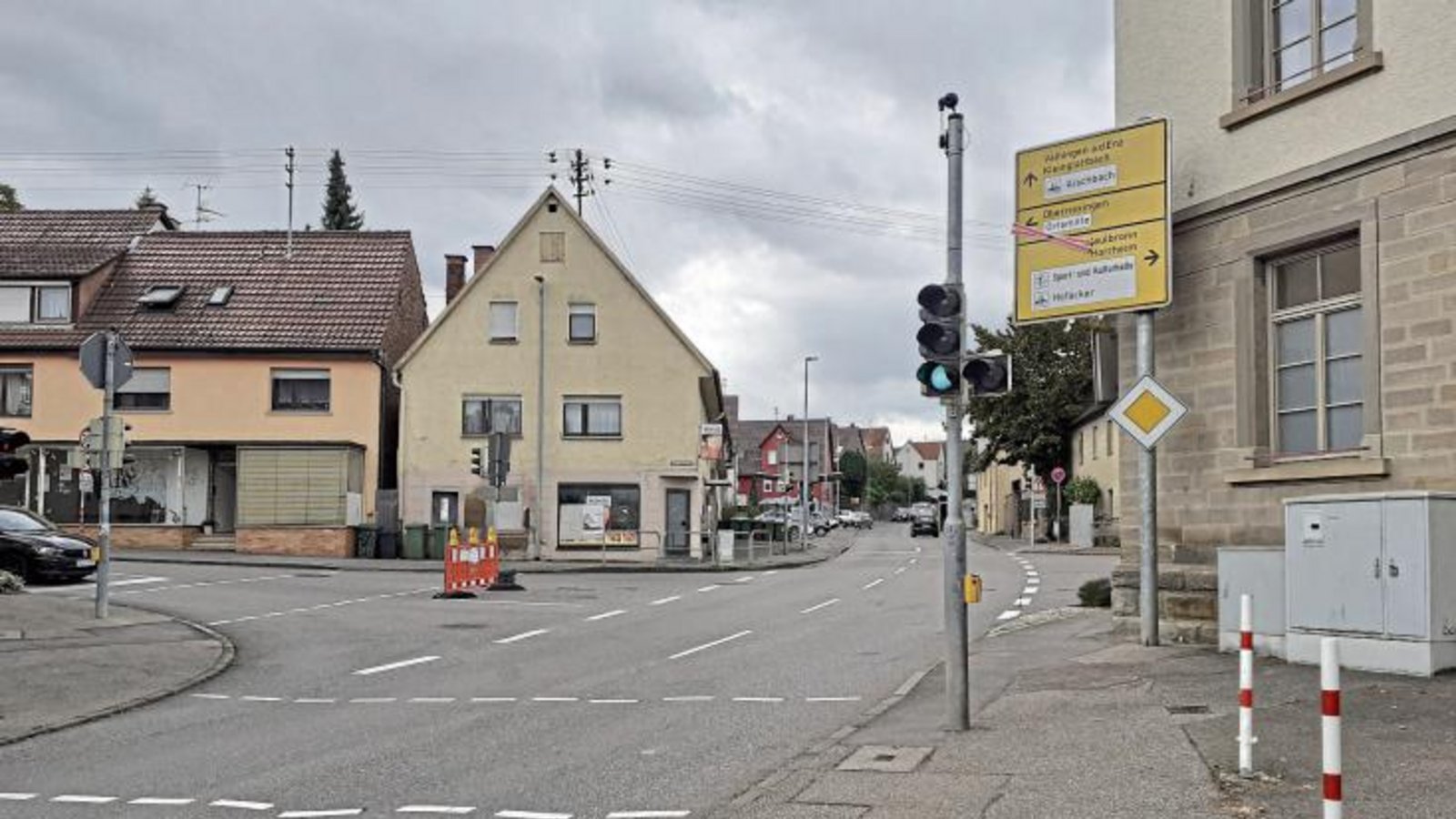 Der ampelgesteuerte Kreuzungsbereich der Vaihinger mit der Horrheimer und der Sedanstraße in Sersheim wird möglicherweise künftig in einen Kreisverkehr umgebaut.  Foto: Glemser