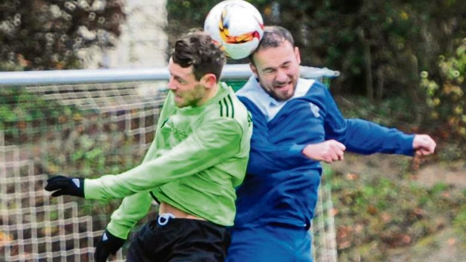 Fels in der Abwehr: Illingens Matthias Hitzler gewinnt nicht nur hier das Kopfballduell gegen Walheims Nino Bellantoni. Foto: Leitner Fels in der Abwehr: Illingens Matthias Hitzler gewinnt nicht nur hier das Kopfballduell gegen Walheims Nino Bellantoni. Foto: Leitner