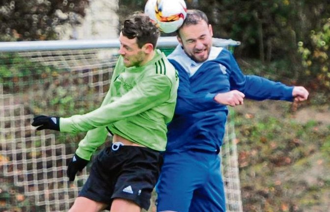 Fels in der Abwehr: Illingens Matthias Hitzler gewinnt nicht nur hier das Kopfballduell gegen Walheims Nino Bellantoni. Foto: Leitner