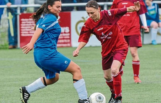 Im Derby des SC Hohenhaslach (rote Trikots) gegen den TSV Häfnerhaslach setzt sich SCH-Spielerin Nadine Friedl (rechts) hier gegen Julia Schneider durch. Foto: Leitner