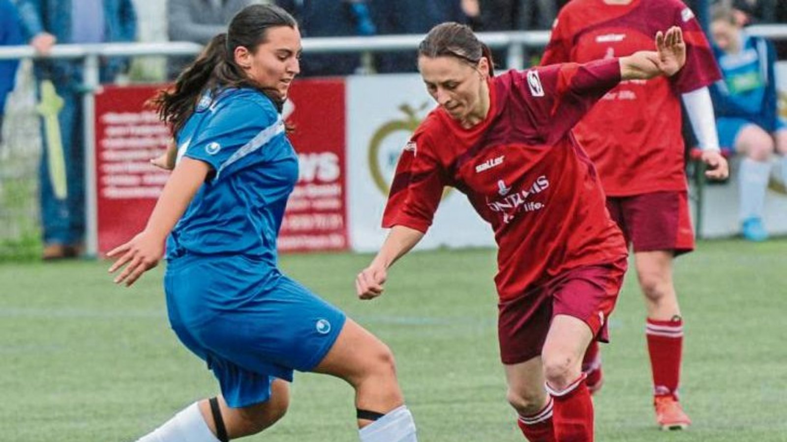 Im Derby des SC Hohenhaslach (rote Trikots) gegen den TSV Häfnerhaslach setzt sich SCH-Spielerin Nadine Friedl (rechts) hier gegen Julia Schneider durch. Foto: Leitner Im Derby des SC Hohenhaslach (rote Trikots) gegen den TSV Häfnerhaslach setzt sich SCH-Spielerin Nadine Friedl (rechts) hier gegen Julia Schneider durch. Foto: Leitner