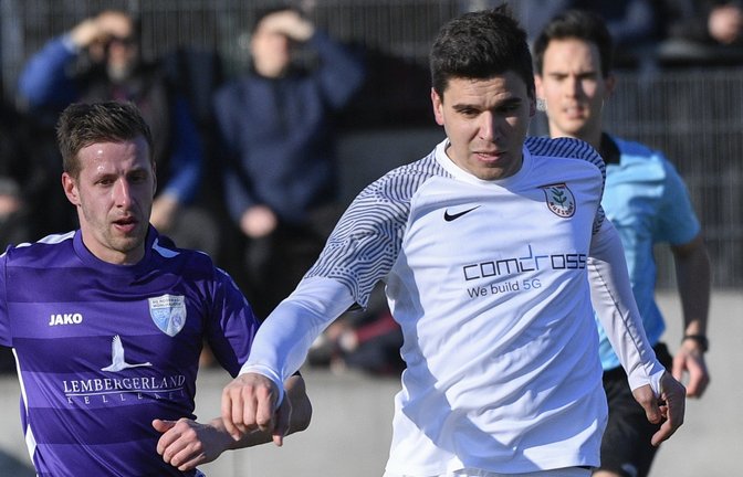 Vor den Augen von Schiedsrichter David Daniel Ensoll setzt sich in Nussdorf Samuel Grözinger gegen Marcus Deffner durch. In der 55. Minute schießt Grözinger das 2:0.  <span class='image-autor'>Foto: Leitner</span>