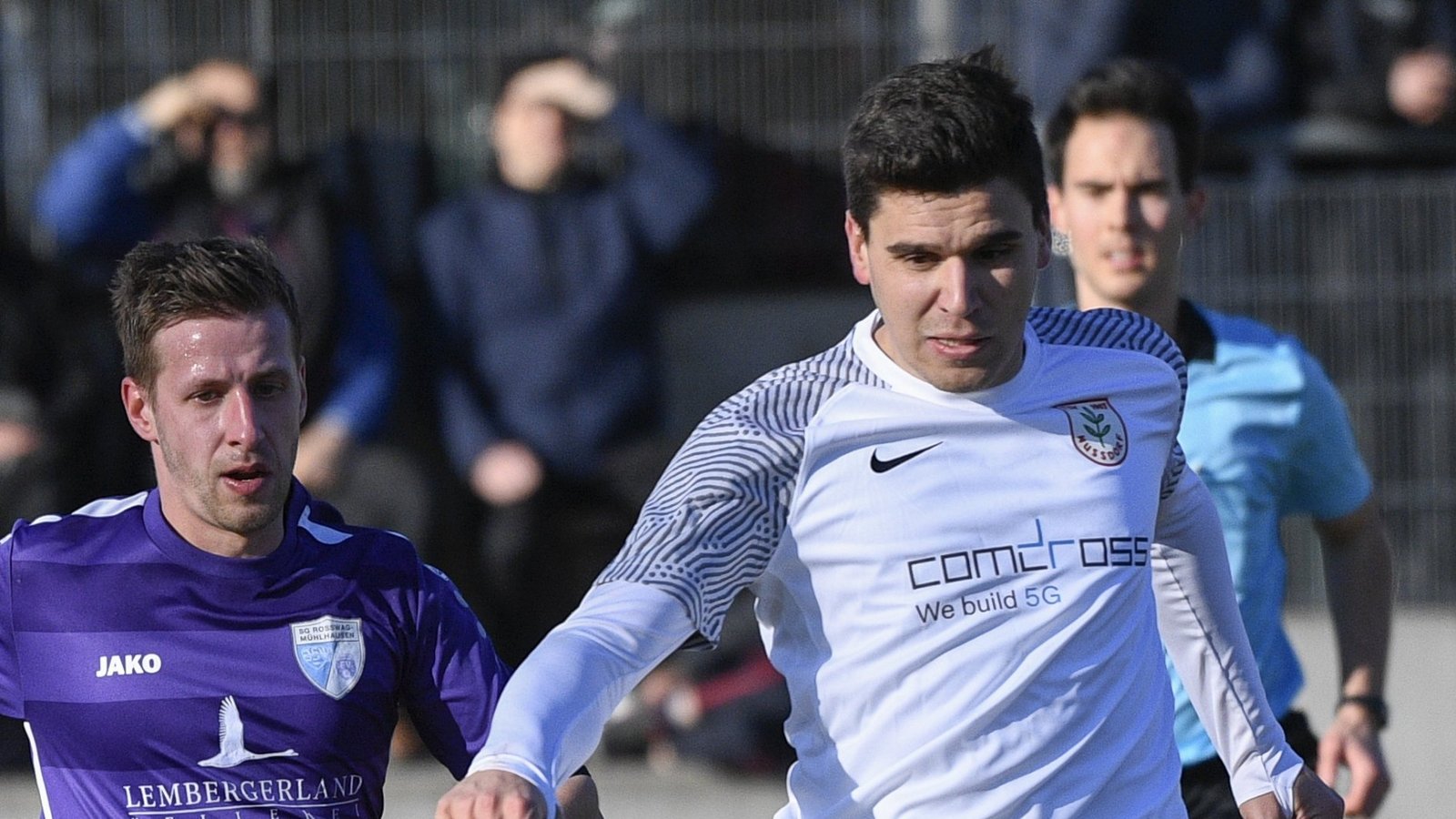 Vor den Augen von Schiedsrichter David Daniel Ensoll setzt sich in Nussdorf Samuel Grözinger gegen Marcus Deffner durch. In der 55. Minute schießt Grözinger das 2:0. Foto: Leitner Vor den Augen von Schiedsrichter David Daniel Ensoll setzt sich in Nussdorf Samuel Grözinger gegen Marcus Deffner durch. In der 55. Minute schießt Grözinger das 2:0. Foto: Leitner