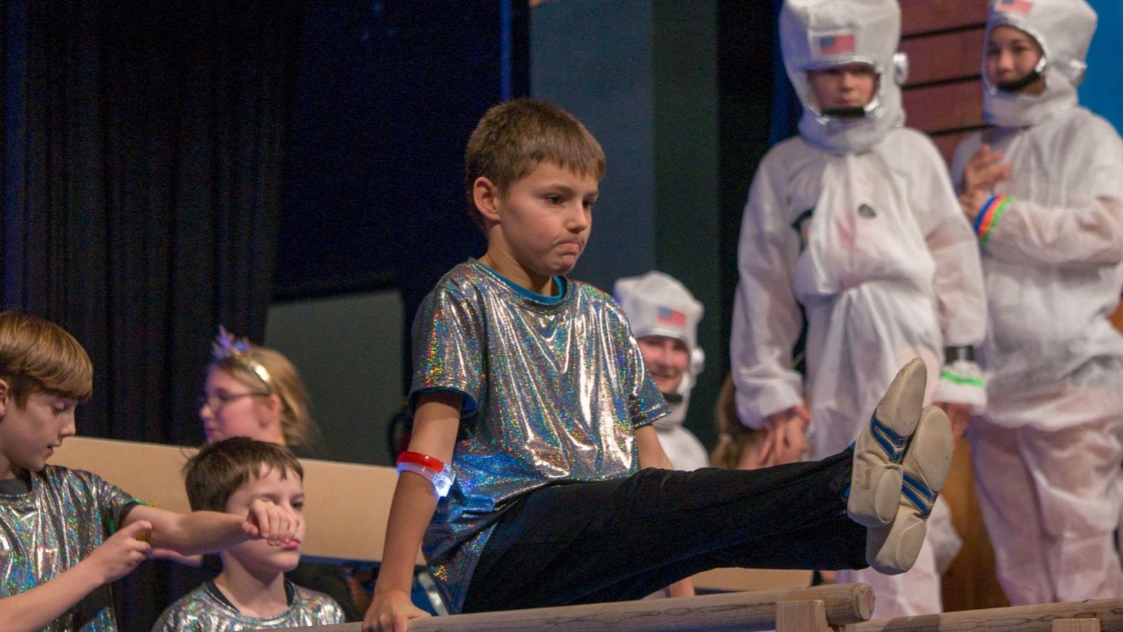 Kleine Sportskanonen zeigen am Barren ihr Können. Kleine Sportskanonen zeigen am Barren ihr Können.