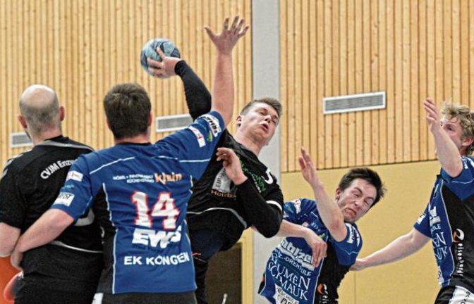 Leif Wiedenhöft (Mitte) findet trotz vieler gengerischer Arme den Weg zum Gästetor. Enzweihingen gewinnt mit 23:17 und führt die Tabelle der Eichenkreuz-Leistungsklasse 2 an. Foto: Leitner