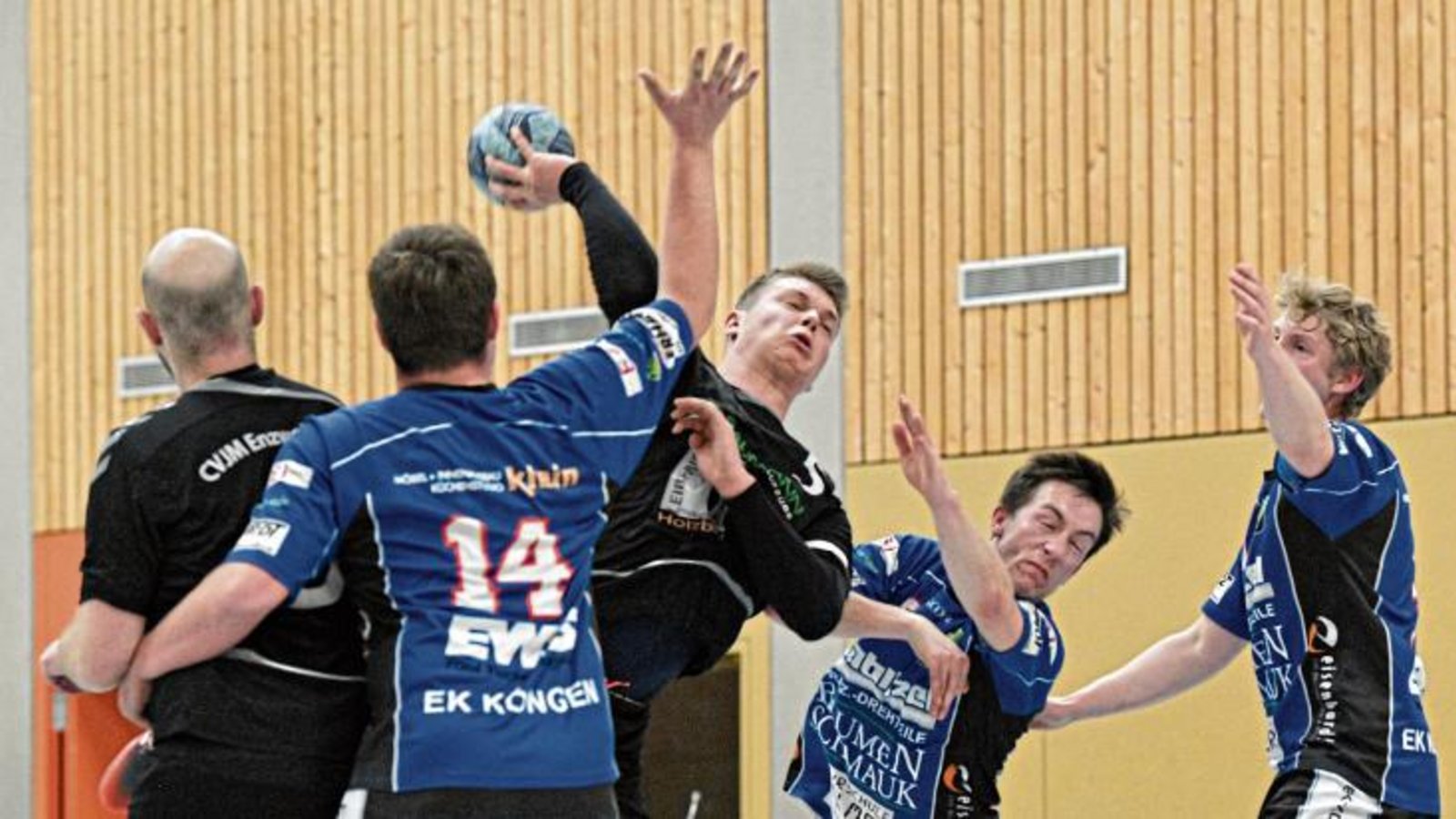 Leif Wiedenhöft (Mitte) findet trotz vieler gengerischer Arme den Weg zum Gästetor. Enzweihingen gewinnt mit 23:17 und führt die Tabelle der Eichenkreuz-Leistungsklasse 2 an. Foto: Leitner Leif Wiedenhöft (Mitte) findet trotz vieler gengerischer Arme den Weg zum Gästetor. Enzweihingen gewinnt mit 23:17 und führt die Tabelle der Eichenkreuz-Leistungsklasse 2 an. Foto: Leitner