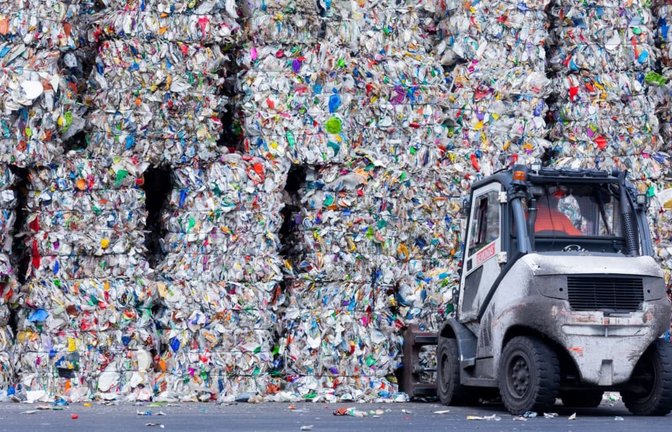 Um der Plastikflut Herr zu werden hat die Europäische Union neue Regeln für Supermärkte, Restaurants und Hotels verhängt.<span class='image-autor'>Rolf Vennenbernd/dpa</span>