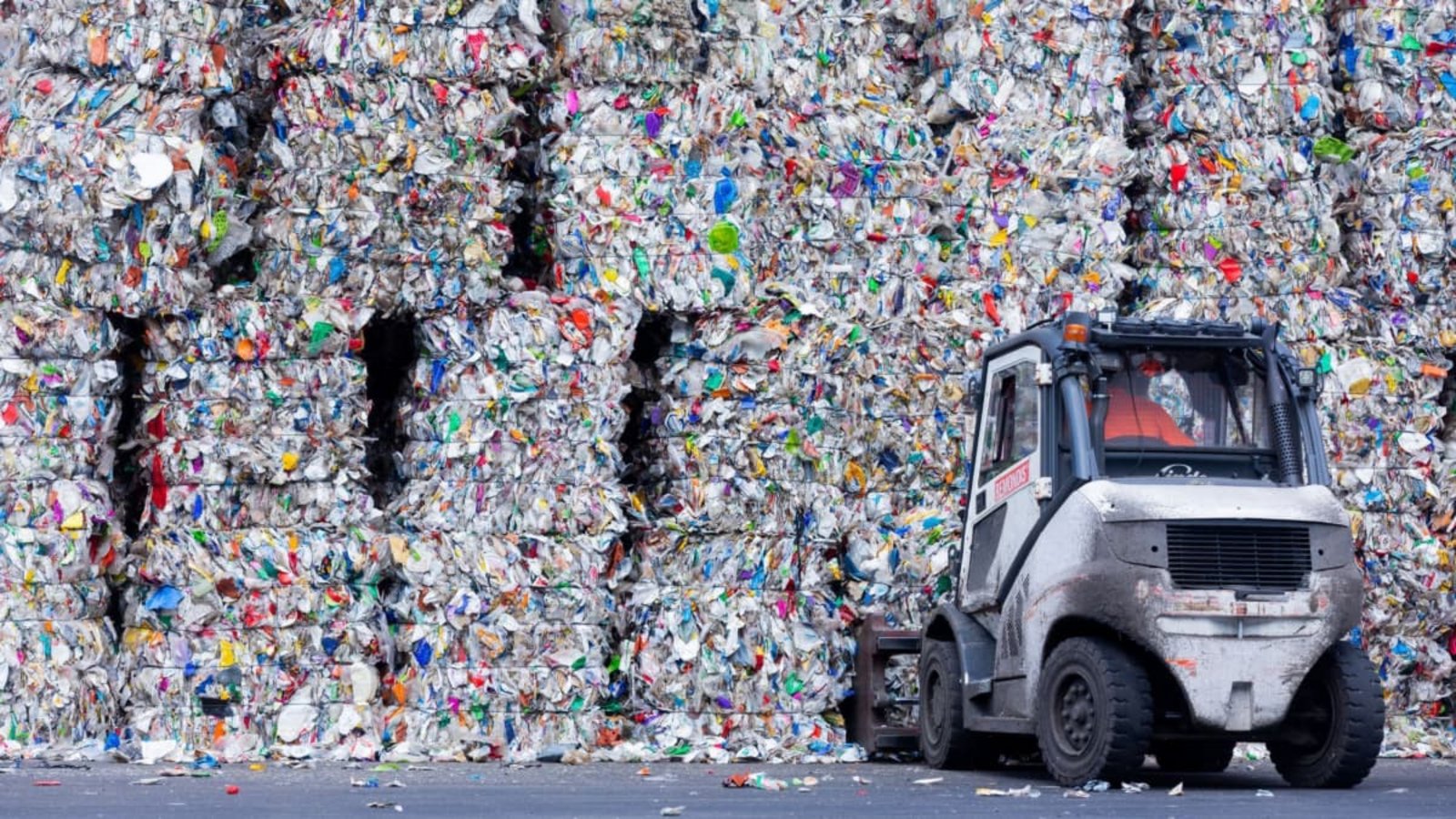 Um der Plastikflut Herr zu werden hat die Europäische Union neue Regeln für Supermärkte, Restaurants und Hotels verhängt.Rolf Vennenbernd/dpa Um der Plastikflut Herr zu werden hat die Europäische Union neue Regeln für Supermärkte, Restaurants und Hotels verhängt.Rolf Vennenbernd/dpa