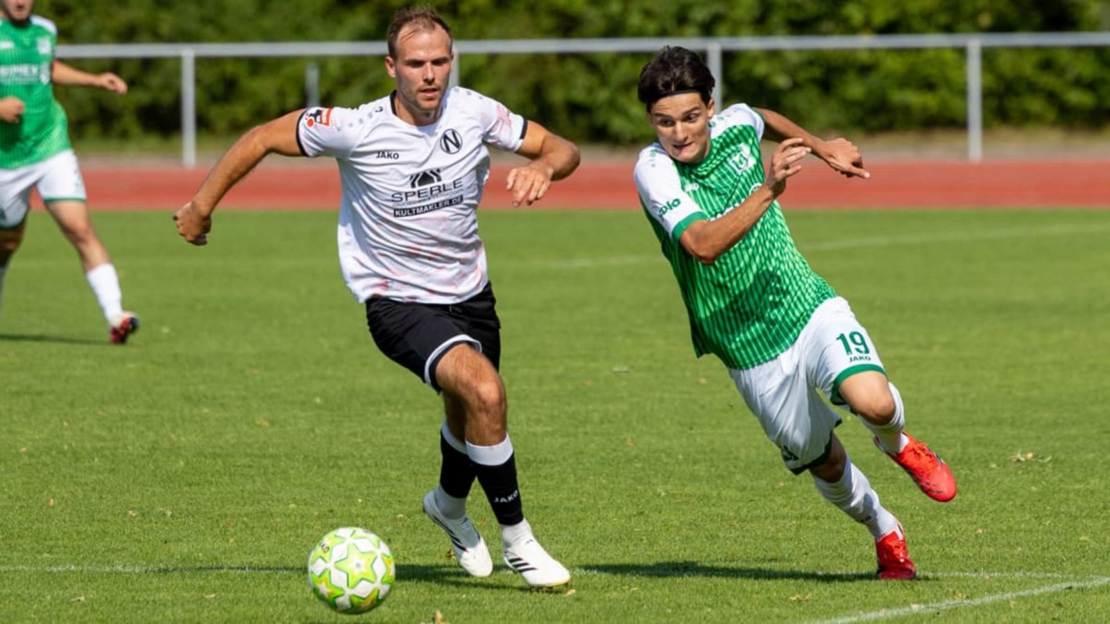 Valdrin Demolli (re.) und der GSV Maichingen lässt gegen den 1.FC Normannia Gmünd keinen Ligenunterschied erkennen.Eibner/Drofitsch