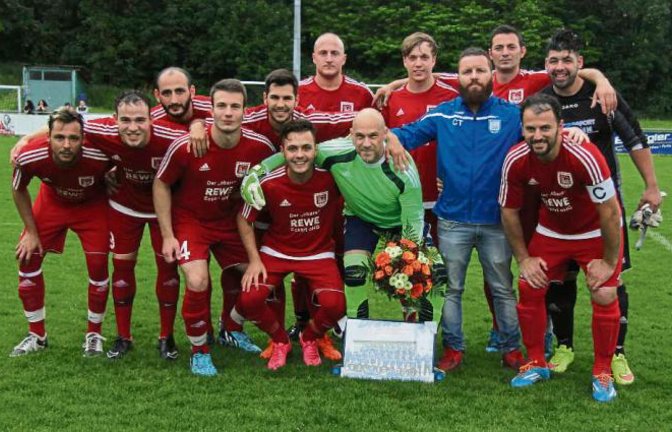 Die Spieler des VfB Vaihingen freuen sich mit Andreas Kaulfersch (grünes Trikot). Foto: Nachreiner