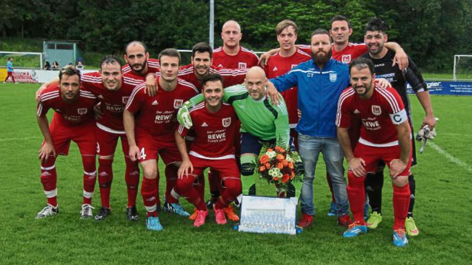 Die Spieler des VfB Vaihingen freuen sich mit Andreas Kaulfersch (grünes Trikot). Foto: Nachreiner Die Spieler des VfB Vaihingen freuen sich mit Andreas Kaulfersch (grünes Trikot). Foto: Nachreiner