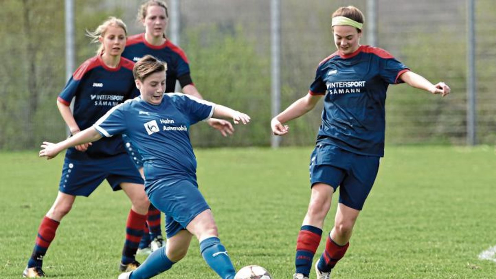 Larissa Gillé (rechts) kämpft mit Sarina Pletschacher um den Ball. Kurz vor dem Abpfiff verpasste sie eine Großchance, als sie den Ball im Nachschuss nicht richtig traf. Foto: Leitner Larissa Gillé (rechts) kämpft mit Sarina Pletschacher um den Ball. Kurz vor dem Abpfiff verpasste sie eine Großchance, als sie den Ball im Nachschuss nicht richtig traf. Foto: Leitner