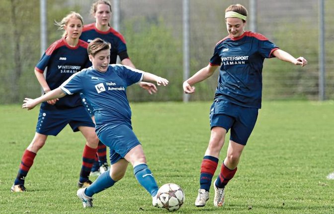 Larissa Gillé (rechts) kämpft mit Sarina Pletschacher um den Ball. Kurz vor dem Abpfiff verpasste sie eine Großchance, als sie den Ball im Nachschuss nicht richtig traf.   Foto: Leitner