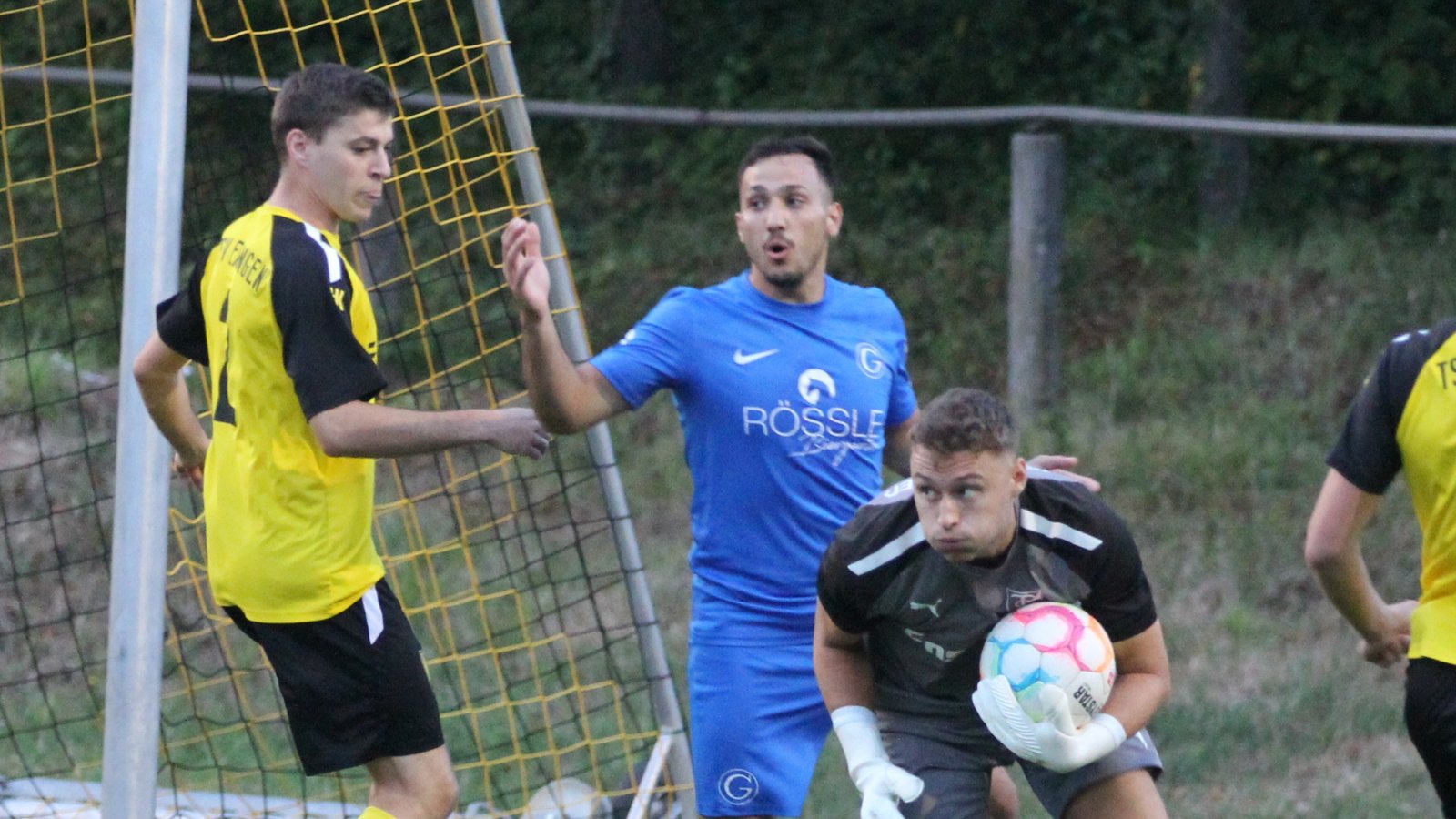 Keeper Lukas Lohfink (rechts) trifft auf seine ehemaligen Teamkollegen. Foto: Dittrich Keeper Lukas Lohfink (rechts) trifft auf seine ehemaligen Teamkollegen. Foto: Dittrich