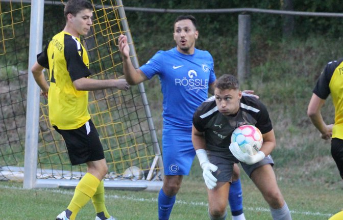 Keeper Lukas Lohfink (rechts) trifft auf seine ehemaligen Teamkollegen.  <span class='image-autor'>Foto: Dittrich</span>