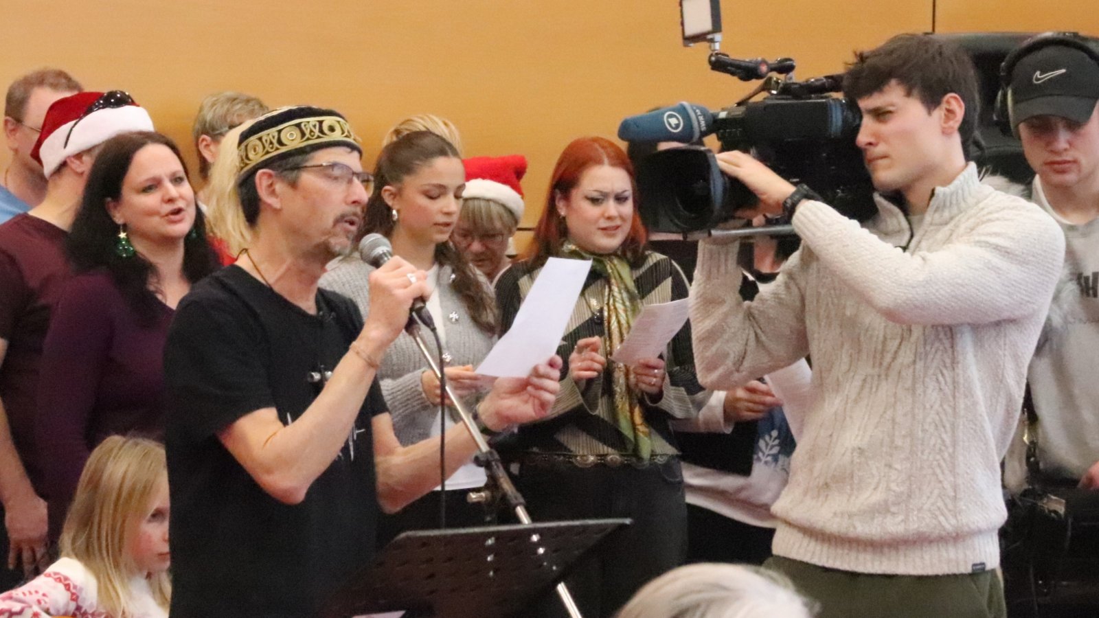 Weihnachtliche und rockige Klänge vor der Fernsehkamera im Vaihinger Karl-Gerok-Stift mit Frontman Georgie Hocker. Foto: Arning Weihnachtliche und rockige Klänge vor der Fernsehkamera im Vaihinger Karl-Gerok-Stift mit Frontman Georgie Hocker. Foto: Arning