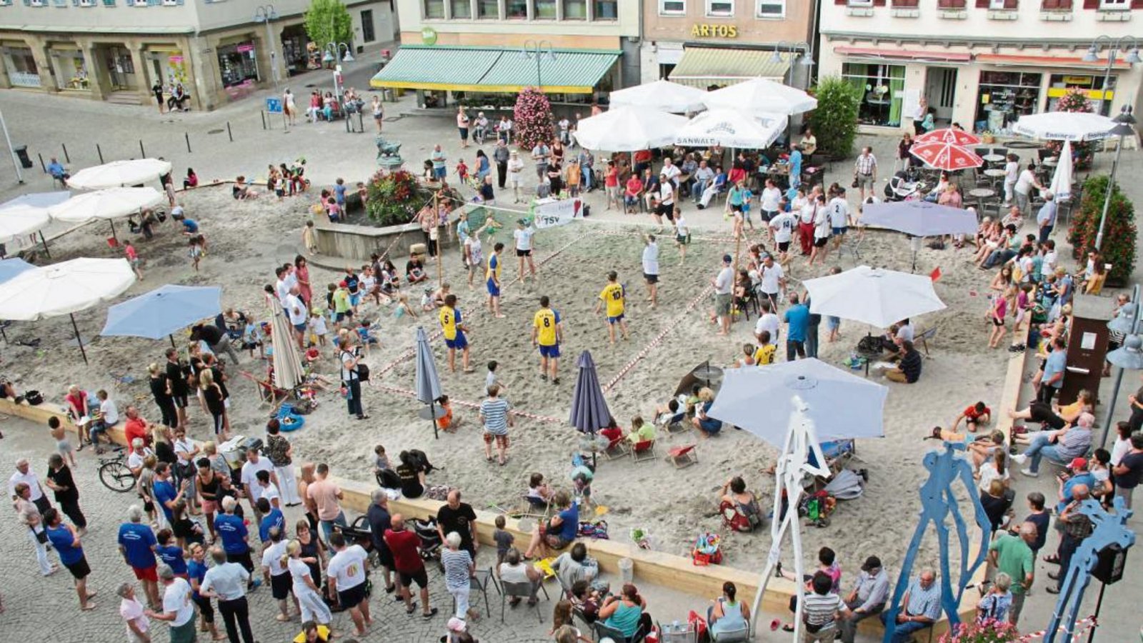Auf dem Spielfeld im Vaihinger Stadtstrand messen sich Riet (in Gelb-Blau) und Aurich. Fotos: Rücker/Nachreiner/Rostek Auf dem Spielfeld im Vaihinger Stadtstrand messen sich Riet (in Gelb-Blau) und Aurich. Fotos: Rücker/Nachreiner/Rostek