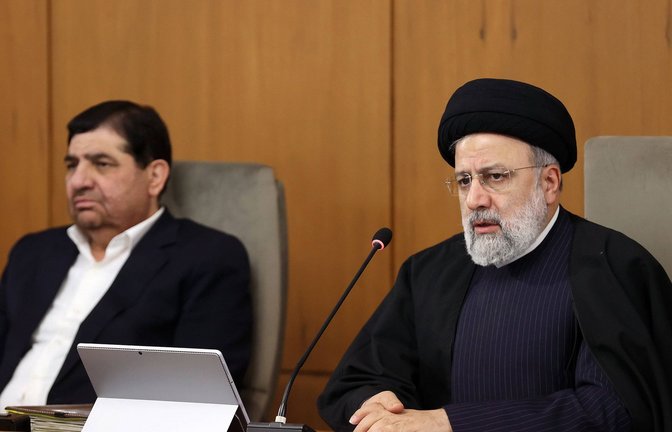 Irans Präsident Ebrahim Raisi (r). Im Iran wurden nach Behördenangaben vier Männer wegen angeblicher Spionage für Israel gehängt.<span class='image-autor'>Foto: IMAGO/ZUMA Wire/IMAGO/Iranian Presidency</span>