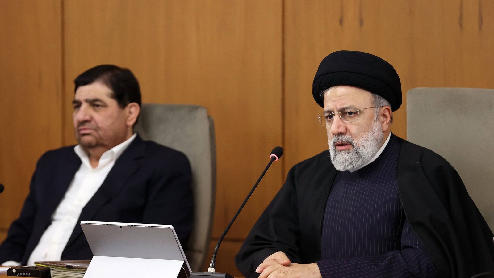 Irans Präsident Ebrahim Raisi (r). Im Iran wurden nach Behördenangaben vier Männer wegen angeblicher Spionage für Israel gehängt.Foto: IMAGO/ZUMA Wire/IMAGO/Iranian Presidency