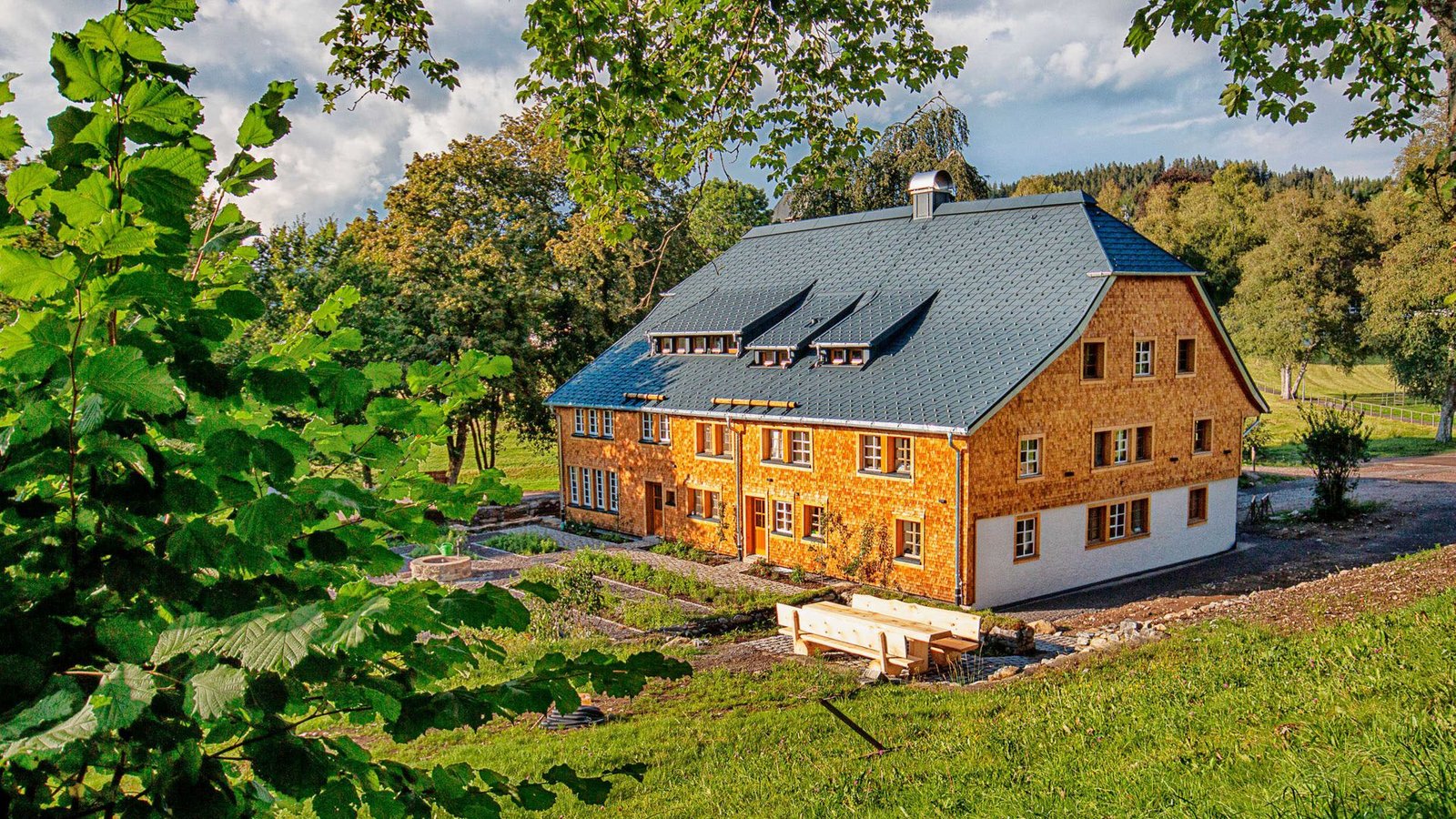 Holzbau hat eine lange Tradition im Land, wie das von Suter3 liebevoll sanierte Bauernhaus Altbirkle eindrucksvoll zeigt, aber . . .Foto: Suter3/Peter Schmidt Holzbau hat eine lange Tradition im Land, wie das von Suter3 liebevoll sanierte Bauernhaus Altbirkle eindrucksvoll zeigt, aber . . .Foto: Suter3/Peter Schmidt