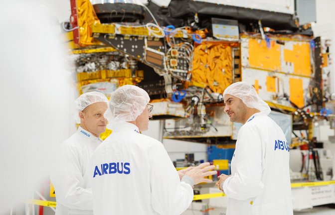 Finanzminister Danyal Bayaz beim Airbus-Besuch am Bodensee.<span class='image-autor'>Foto: Finanzministerium Baden-Württemberg</span>