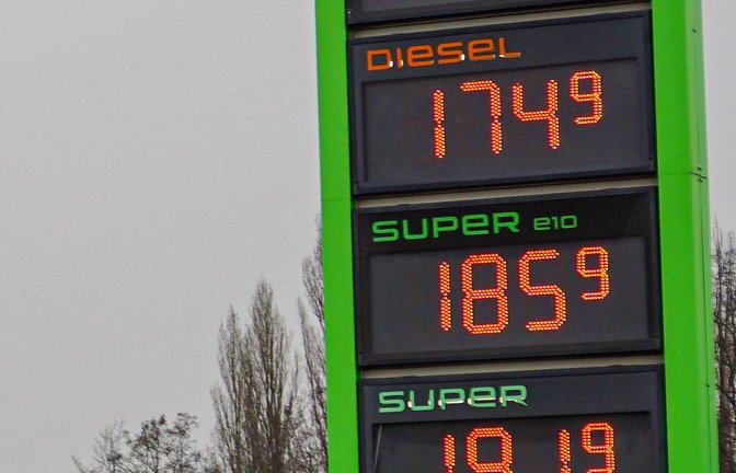 Ein Liter Super E10 kostet im bundesweiten Durchschnitt  1,7 Cent mehr als in der Vorwoche.<span class='image-autor'>Foto: IMAGO/EHL Media/IMAGO/EHL Media/Lucas Libke</span>