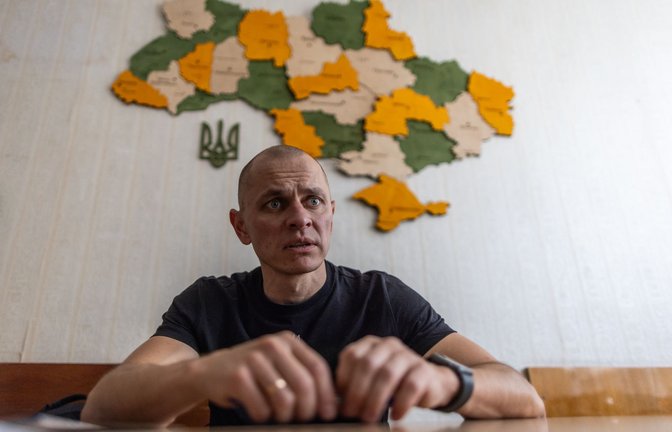 Dmytro Orlow,  Bürgermeister der von russischen Soldaten besetzten ukrainischen Kraftwerksstadt Enerhodar, sitzt in seinem Büro in Saporischschja vor einer Karte der Ukraine.<span class='image-autor'>Foto: dpa/Oliver Weiken</span>