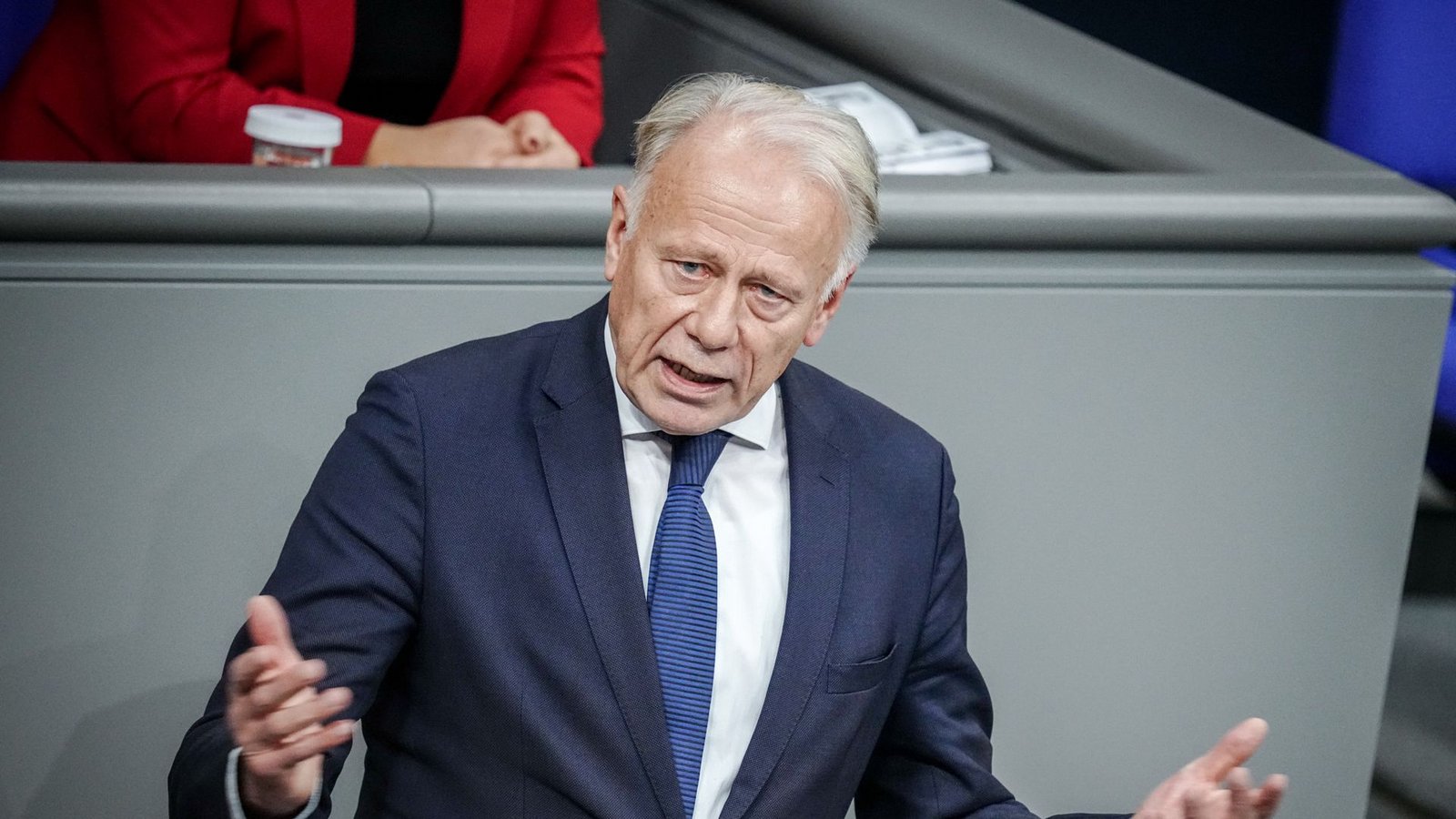 Jürgen Trittin bemängelt, dass die Polizei mit zu wenig Kräften in Biberach gewesen sei.Foto: dpa/Kay Nietfeld