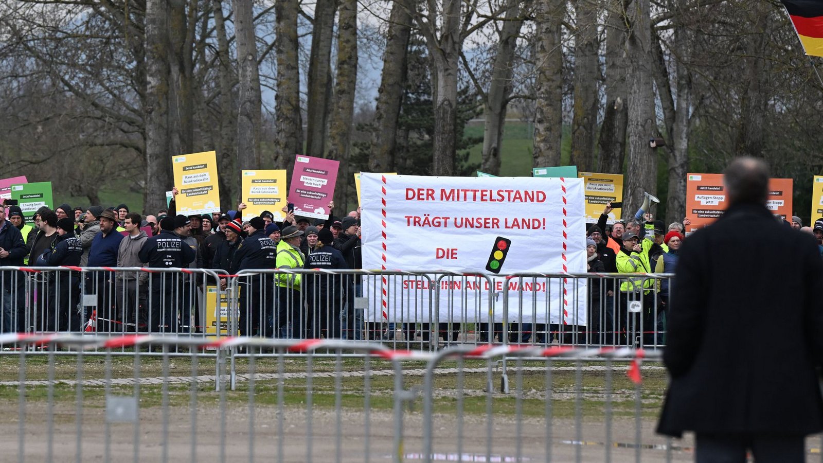 Mehrere hundert Meter trennt die Landwirte vom Bundeskanzler. Hinter den Absperrgittern macht die protestierende Menge ihrem Ärger Luft.Foto: dpa/Bernd Weißbrod Mehrere hundert Meter trennt die Landwirte vom Bundeskanzler. Hinter den Absperrgittern macht die protestierende Menge ihrem Ärger Luft.Foto: dpa/Bernd Weißbrod