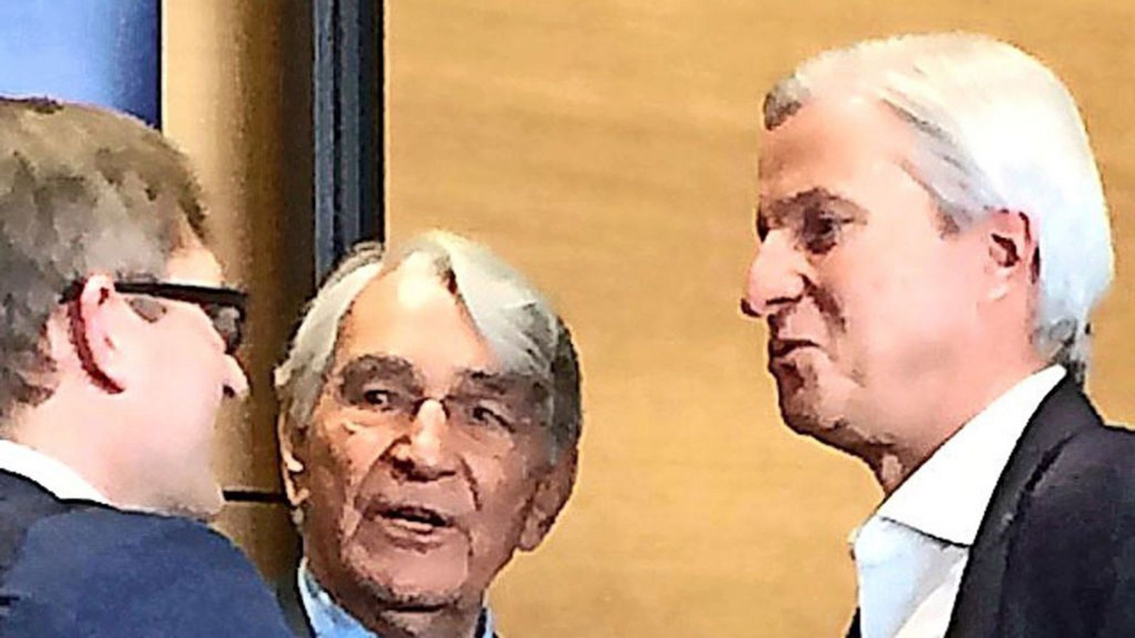 Platz 1: Dieter Schwarz (Mitte). Der Heilbronner Unternehmer gründete die Discounter-Kette Lidl und gewann weitere Unternehmen für die Schwarz-Gruppe. Das Forbes-Magazin schätzt sein Vermögen auf 42,8 Milliarden US-Dollar, umgerechnet etwa 39,8 Milliarden Euro. Der 83-Jährige ist nicht nur reichster Baden-Württemberger, sondern auch der Deutsche mit dem größten Vermögen. Schwarz meidet die Öffentlichkeit, von ihm existieren kaum Bilder oder nur unscharfe Schnappschüsse wie dieser.Foto: StZ Platz 1: Dieter Schwarz (Mitte). Der Heilbronner Unternehmer gründete die Discounter-Kette Lidl und gewann weitere Unternehmen für die Schwarz-Gruppe. Das Forbes-Magazin schätzt sein Vermögen auf 42,8 Milliarden US-Dollar, umgerechnet etwa 39,8 Milliarden Euro. Der 83-Jährige ist nicht nur reichster Baden-Württemberger, sondern auch der Deutsche mit dem größten Vermögen. Schwarz meidet die Öffentlichkeit, von ihm existieren kaum Bilder oder nur unscharfe Schnappschüsse wie dieser.Foto: StZ