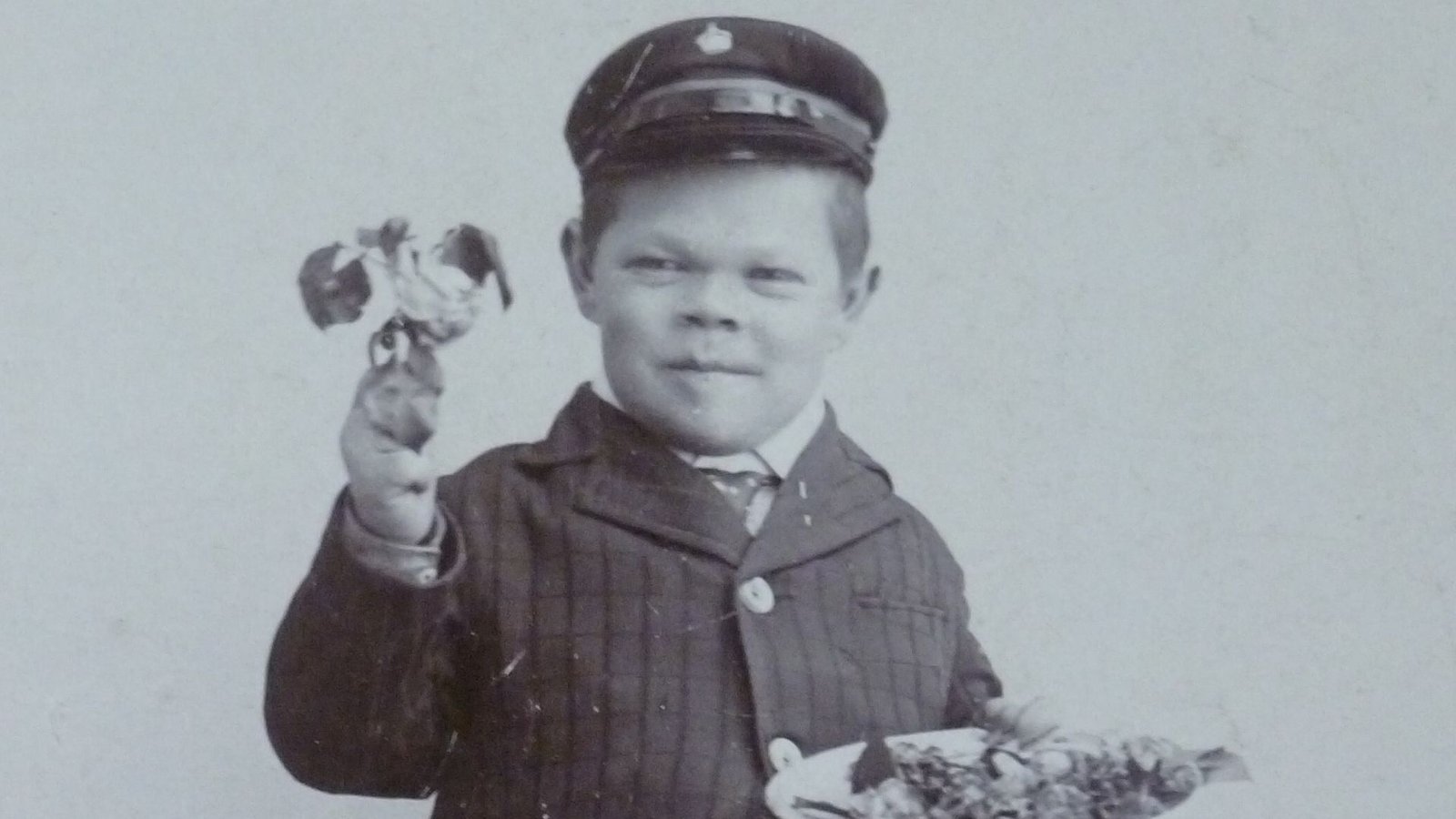 Seine Familie schickte Peter in Gaststätten, wo der Junge seine Blumensträuße verkaufen sollte.Foto: Marchivum/Hermann Klebusch/KF040159 Seine Familie schickte Peter in Gaststätten, wo der Junge seine Blumensträuße verkaufen sollte.Foto: Marchivum/Hermann Klebusch/KF040159