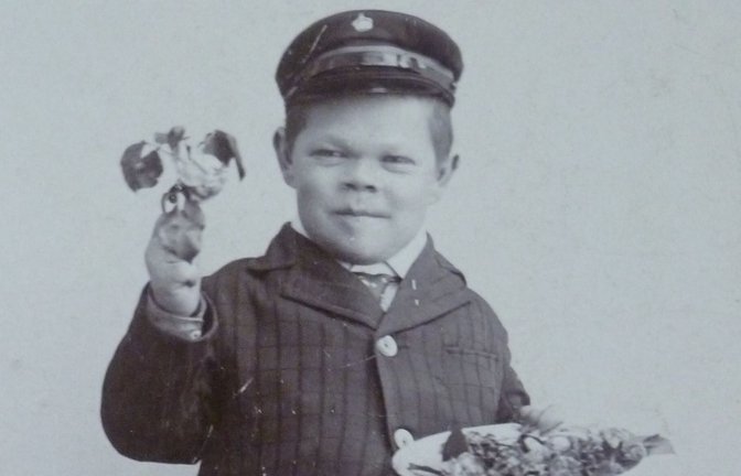 Seine Familie schickte  Peter  in Gaststätten, wo der Junge seine  Blumensträuße verkaufen sollte.<span class='image-autor'>Foto: Marchivum/Hermann Klebusch/KF040159</span>