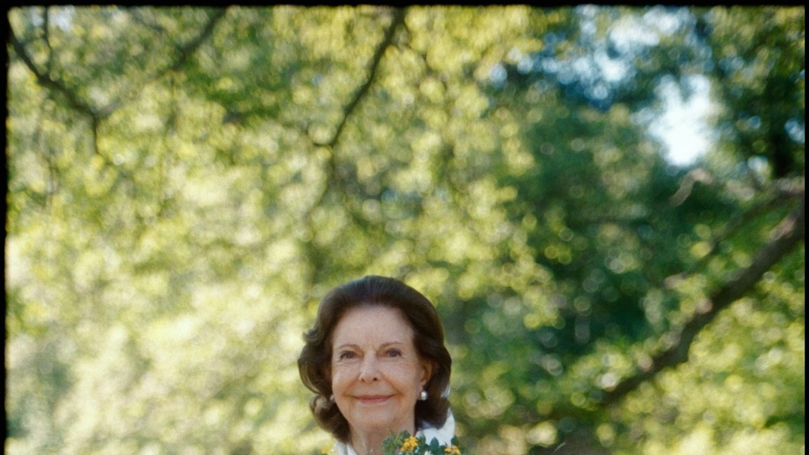 Am 19. Juni 2026 ist das Königspaar seit 50 Jahren verheiratet. Anlässlich des 50-jährigen Jubiläums der Königin als Gattin des Königs werden neue Fotos veröffentlicht, die im Schlosspark von Drottningholm aufgenommen wurden. Auf den Fotos trägt die Königin ihre Öland-Tracht.Foto: Therese Öhrvall/The Royal Court of Sweden Am 19. Juni 2026 ist das Königspaar seit 50 Jahren verheiratet. Anlässlich des 50-jährigen Jubiläums der Königin als Gattin des Königs werden neue Fotos veröffentlicht, die im Schlosspark von Drottningholm aufgenommen wurden. Auf den Fotos trägt die Königin ihre Öland-Tracht.Foto: Therese Öhrvall/The Royal Court of Sweden