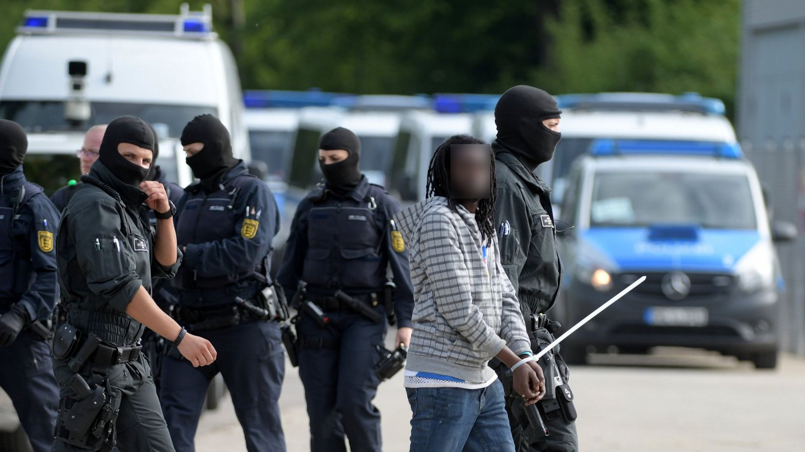In der Lea in Ellwangen wird am 3.5.2018 ein gefesselter Mann von maskierten Polizisten abgeführt. Zuvor gab es eine gescheiterte Abschiebung eines 23-jährigen Togolesen.Foto: dpa/Stefan Puchner In der Lea in Ellwangen wird am 3.5.2018 ein gefesselter Mann von maskierten Polizisten abgeführt. Zuvor gab es eine gescheiterte Abschiebung eines 23-jährigen Togolesen.Foto: dpa/Stefan Puchner