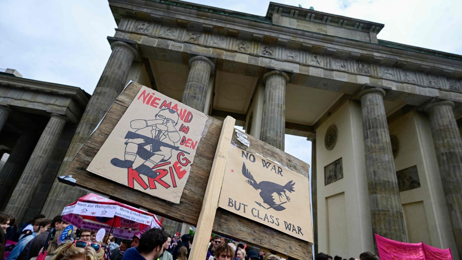 Unzufriedenheit hat viele Gesichter: Diese Demonstration in Berlin richtet sich gegen den Wehrdienst.Foto: John MacDougall/AFP