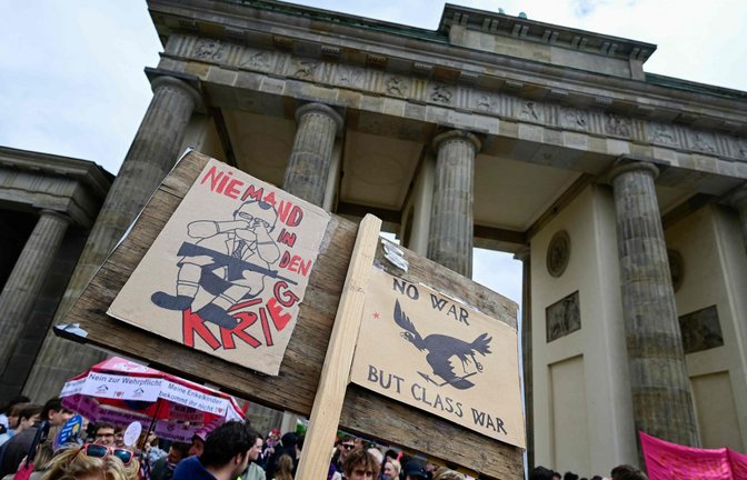Unzufriedenheit hat viele Gesichter: Diese Demonstration in Berlin richtet sich gegen den Wehrdienst.<span class='image-autor'>Foto: John MacDougall/AFP</span>