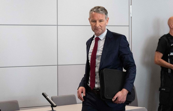 Björn Höcke auf dem Weg zur Anklagebank.<span class='image-autor'>Foto: AFP/HENDRIK SCHMIDT</span>