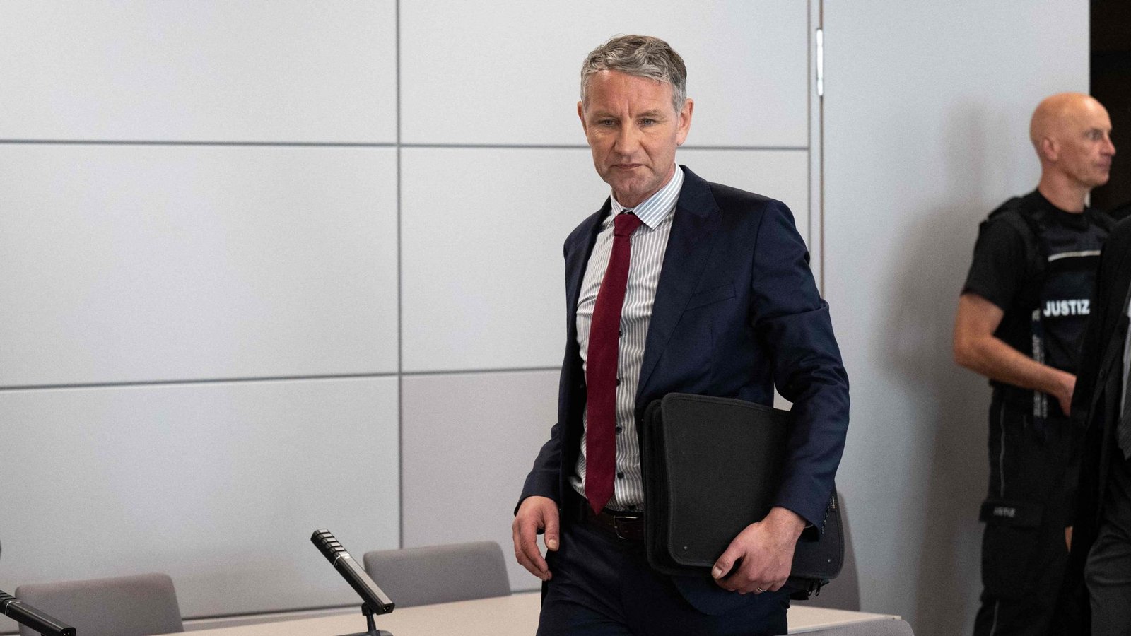 Björn Höcke auf dem Weg zur Anklagebank.Foto: AFP/HENDRIK SCHMIDT