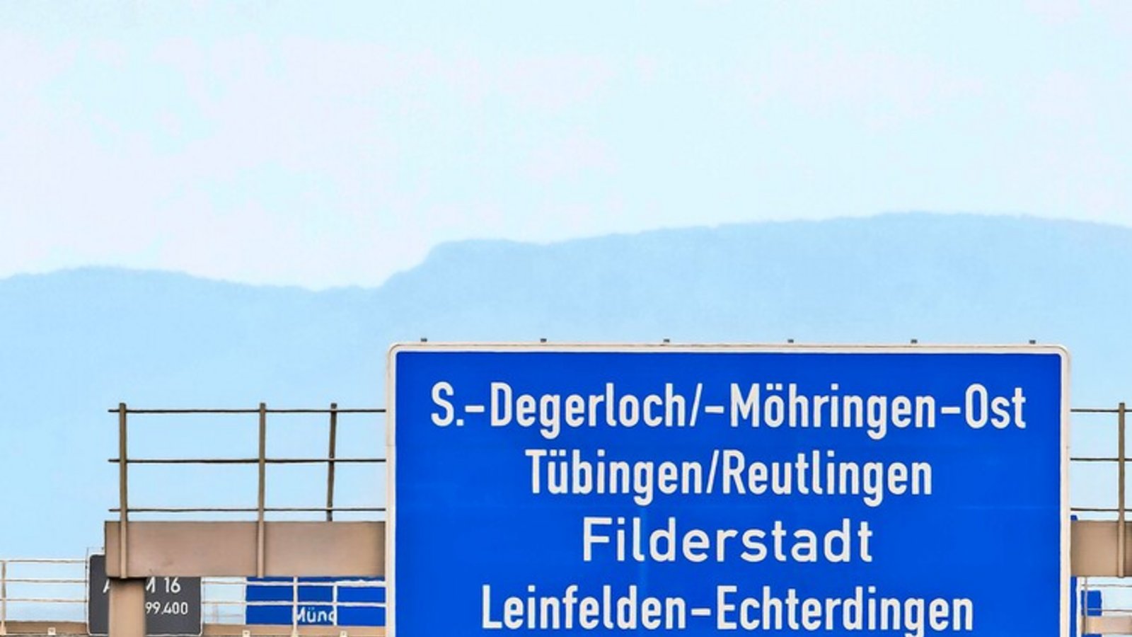 Am Echterdinger Ei auf den Fildern wird ein neuer Fahrbahnbelag eingebaut – mit Folgen für den Autoverkehr.Foto: imago/Arnulf Hettrich Am Echterdinger Ei auf den Fildern wird ein neuer Fahrbahnbelag eingebaut – mit Folgen für den Autoverkehr.Foto: imago/Arnulf Hettrich
