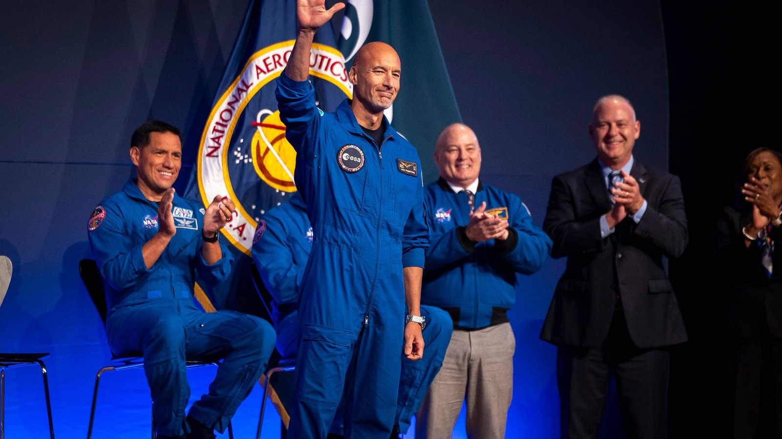 Artemis III-Besatzungsmitglied Luca Parmitano grüßt während einer Pressekonferenz im Johnson Space Center.Foto: Annie Mulligan/FR172050 AP/AP/dpa Artemis III-Besatzungsmitglied Luca Parmitano grüßt während einer Pressekonferenz im Johnson Space Center.Foto: Annie Mulligan/FR172050 AP/AP/dpa