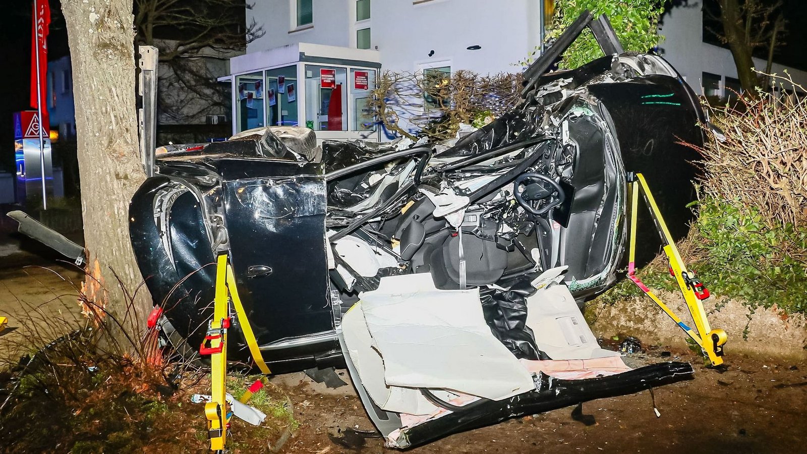 Ein völlig zerstörtes Auto nach einem Raserunfall im März in Ludwigsburg. Zwei unbeteiligte junge Frauen kamen dabei ums Leben.Foto: dpa Ein völlig zerstörtes Auto nach einem Raserunfall im März in Ludwigsburg. Zwei unbeteiligte junge Frauen kamen dabei ums Leben.Foto: dpa