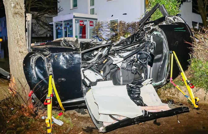 Ein völlig zerstörtes Auto nach einem Raserunfall im März in Ludwigsburg. Zwei unbeteiligte junge Frauen kamen dabei ums Leben.<span class='image-autor'>Foto: dpa</span>