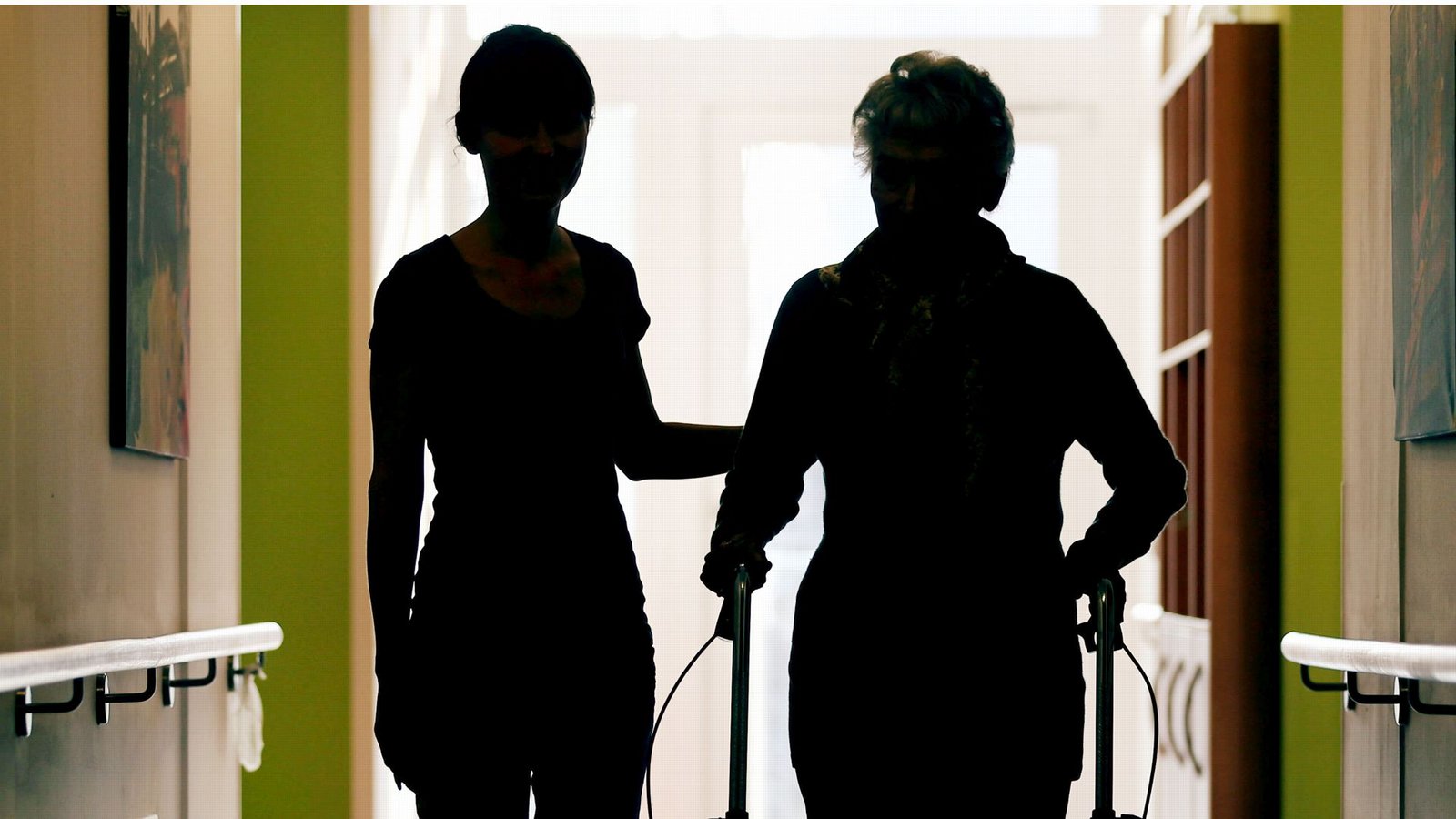 Alte Menschen brauchen im Krankenhaus eine andere, eine intensivere Versorgung.Foto: dpa/Oliver Berg Alte Menschen brauchen im Krankenhaus eine andere, eine intensivere Versorgung.Foto: dpa/Oliver Berg