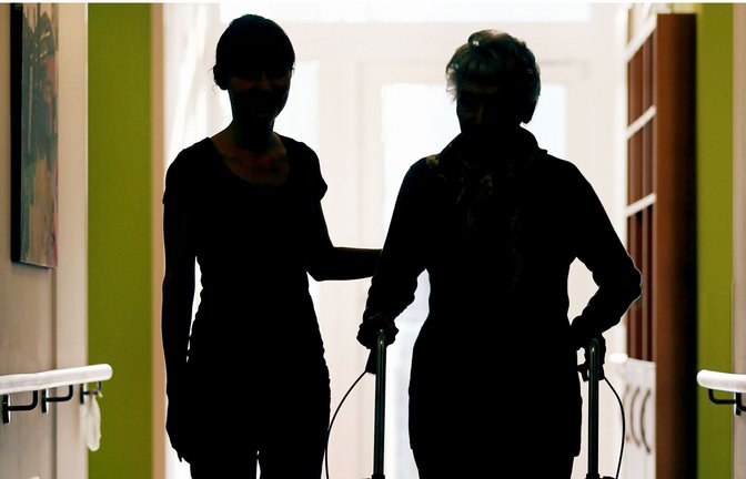 Alte Menschen brauchen im Krankenhaus eine andere, eine intensivere Versorgung.<span class='image-autor'>Foto: dpa/Oliver Berg</span>